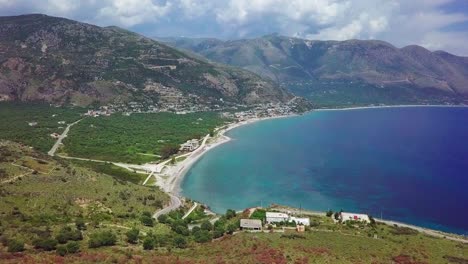 paisajes épicos y costa de porto palermo, riviera albanesa, con imponentes montañas en la distancia