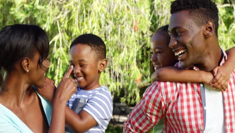 Una-Familia-Abrazándose,-Cada-Padre-Sosteniendo-A-Un-Niño.