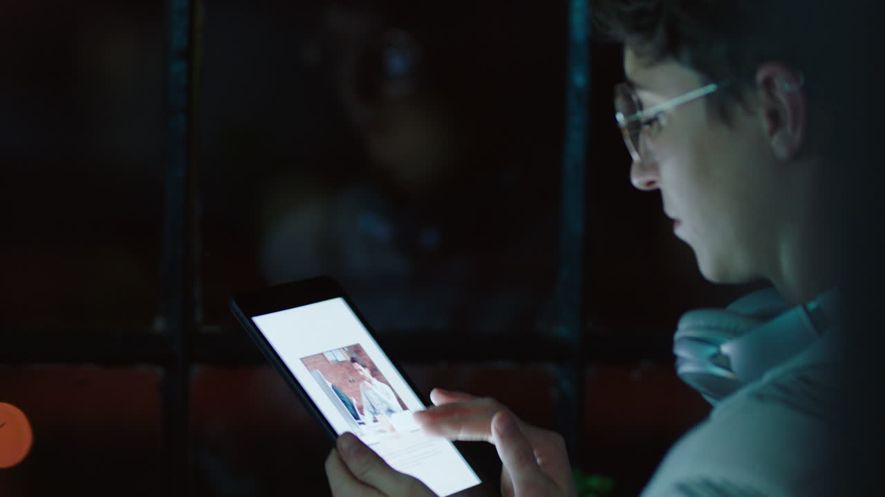 joven mujer de negocios que trabaja hasta tarde usando una tableta haciendo una lluvia de ideas para el proyecto fecha límite mujer gerente de planificación estrategia de desarrollo de la empresa de inicio en la oficina por la noche