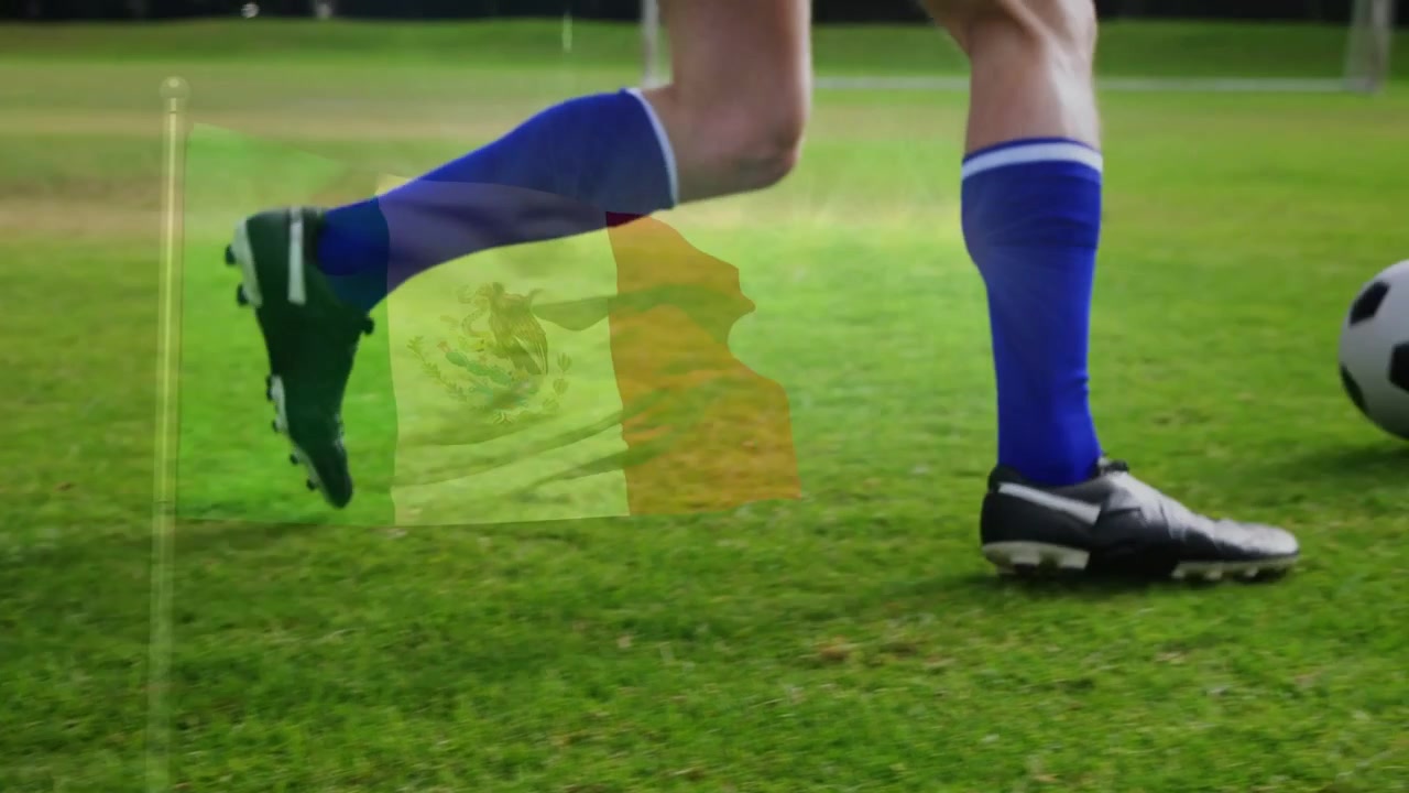 Giocatore che entra dribblando un pallone da calcio sull'erba, mentre una bandiera traslucida si sovrappone preparando un passaggio.