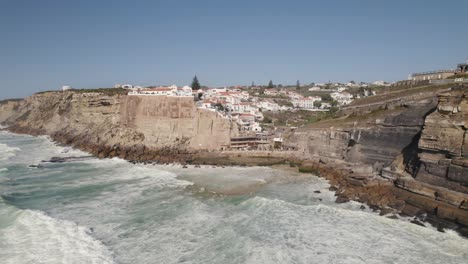 Olas-Largas-Y-Poderosas-Que-Se-Lavan-En-La-Costa-Rocosa-Y-Los-Acantilados,-Azenhas-Do-Mar,-Portugal