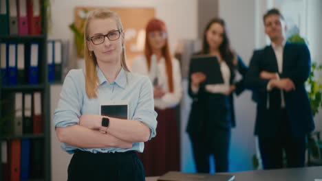mujer de negocios segura de sí misma con una tableta digital en la oficina.