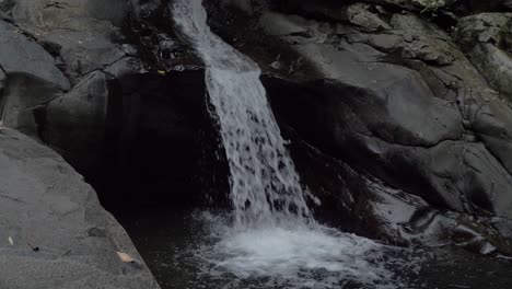 Stromschnellen-Durch-Felsigen-Hügel-Mit-Schwimmloch---Currumbin-Rockpools-In-Gold-Coast,-Queensland,-Australien