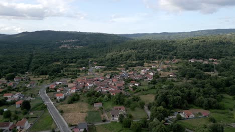 Dolly-Antena-Encima-De-La-Carretera-Rural-Que-Atraviesa-La-Ciudad-De-Lonoa-España-Cerca-De-Ourense