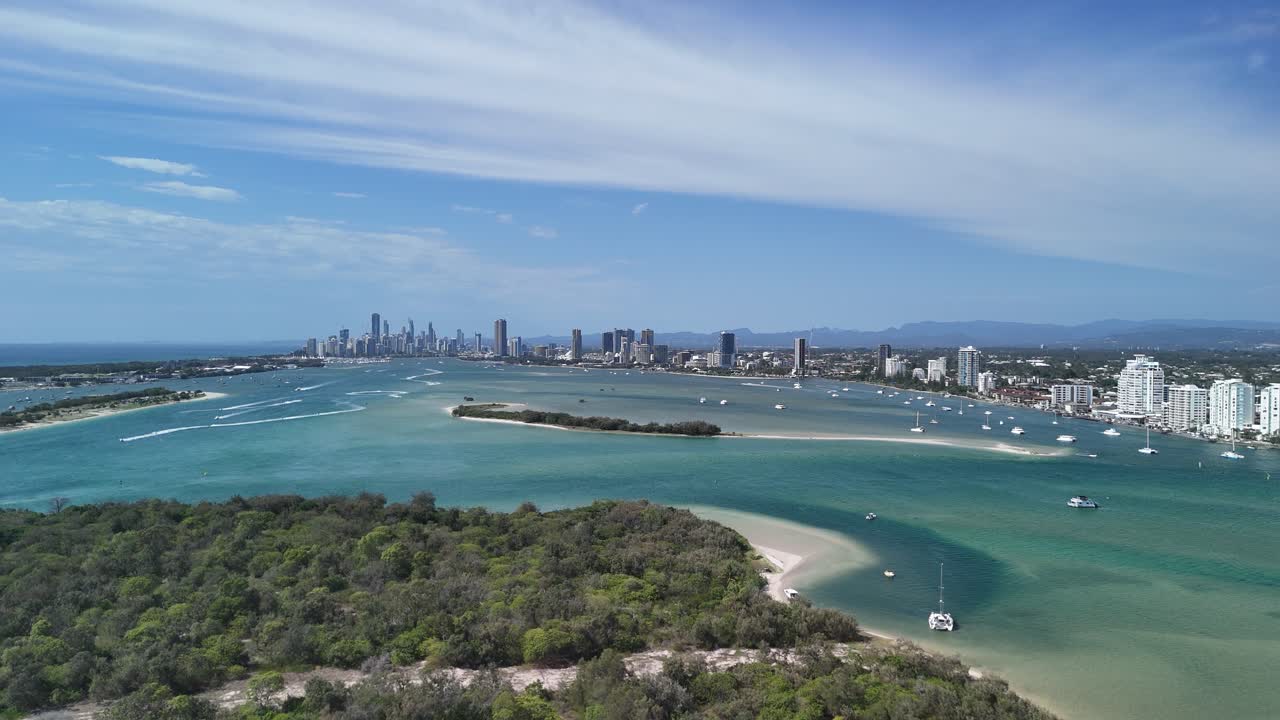 Panoramisk udsigt fra høj vinkel over den populære Wave Break Island mod de høje skylines i Gold Coast City, Queensland, Australien.
