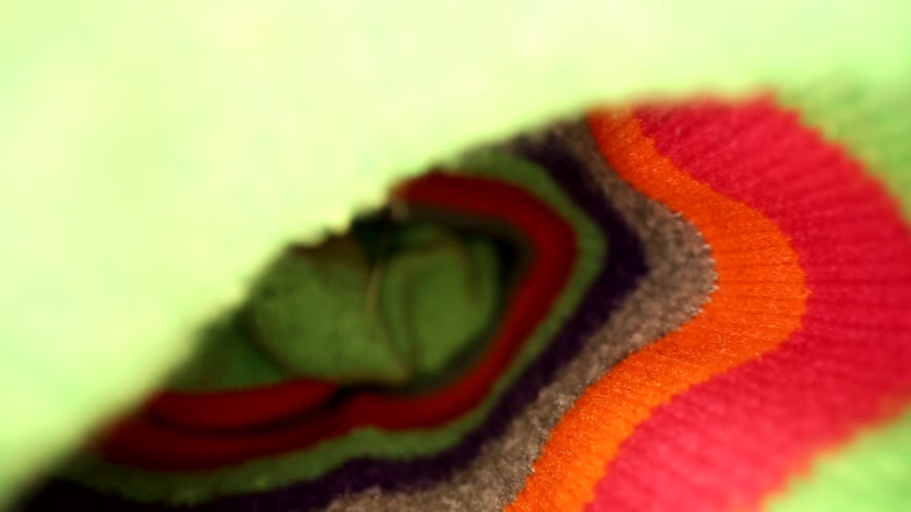 sacándose un calcetín loco multicolor vibrante con diferentes velocidades