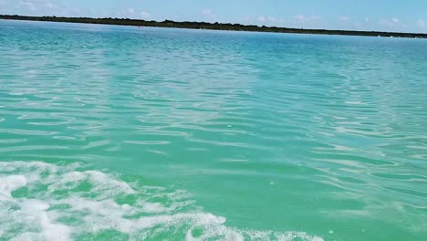 navegando en aguas turquesas en la riviera maya, quintana roo, mexico