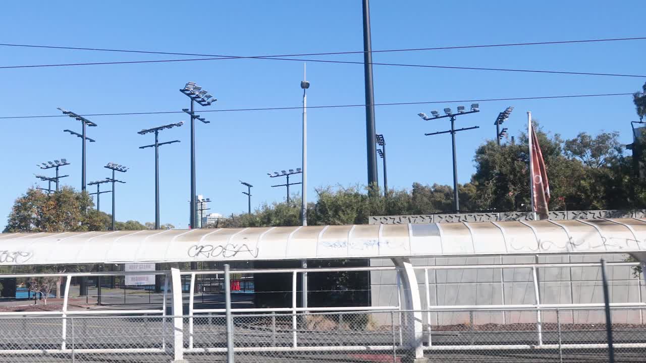 열차는 멜버른의 그래피티로 인 역을 지나갑니다.