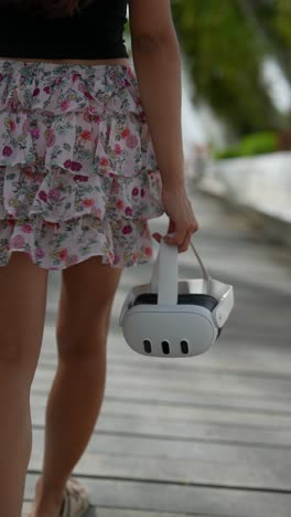 mujer caminando con auriculares vr