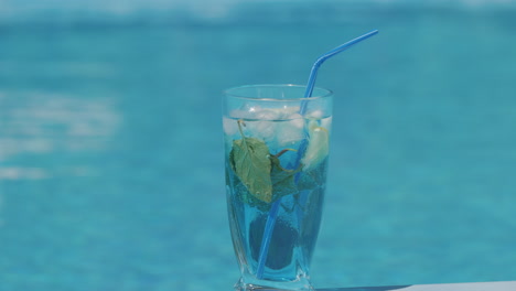 refrescante cóctel azul junto a la piscina