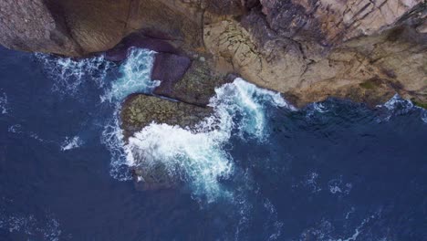 Olas-Golpeando-Las-Rocas---Disparo-De-Drones