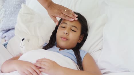 abuela consolando a su nieta enferma en el dormitorio 4k