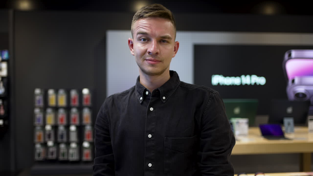 Uomo in un Apple Store