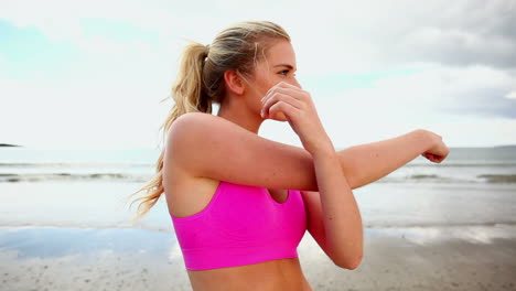 rubia en forma estirando sus brazos