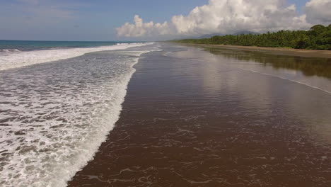 Schnelle-Rückwärtsantenne-über-Der-Küste-Und-Den-Stränden-Von-Costa-Rica