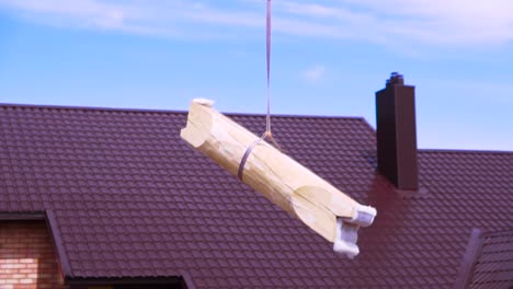 una viga de madera que se levanta en un techo