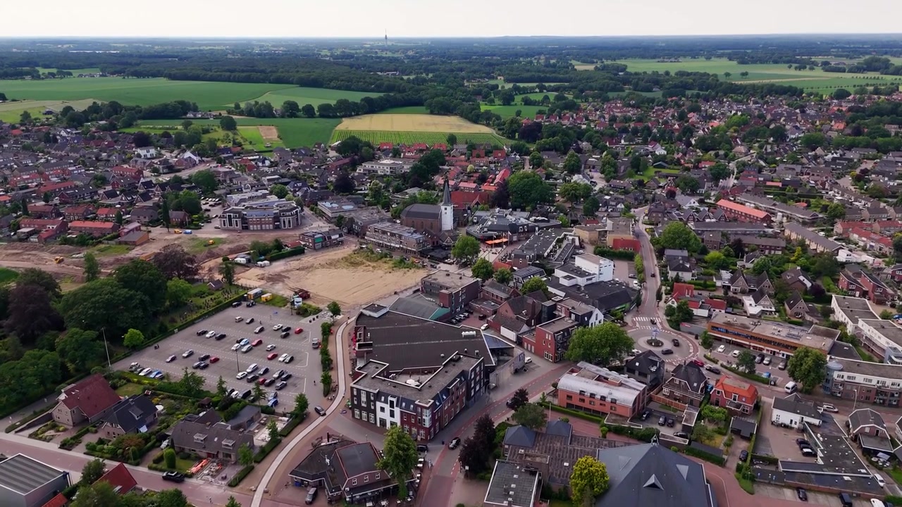 Vista aérea de un pequeño pueblo europeo con iglesia y alrededores