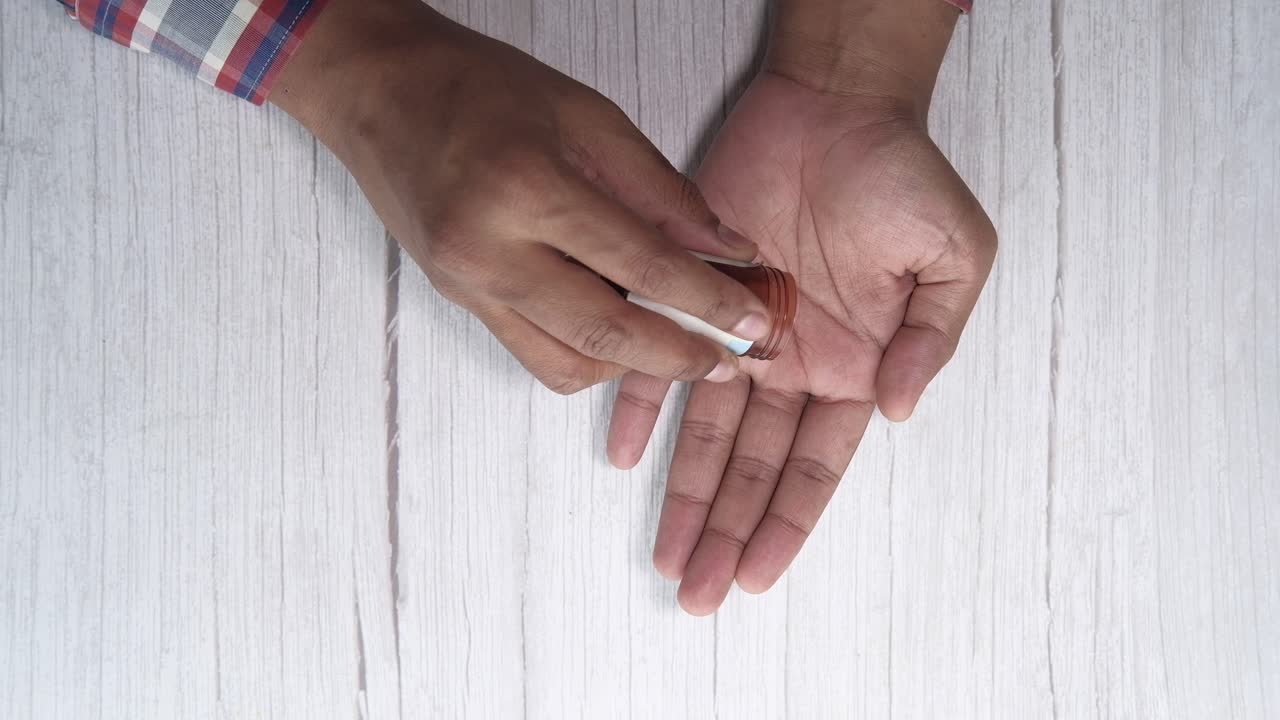 persona que toma un medicamento