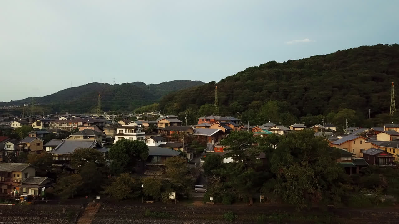 carretera del vecindario residencial del río kyoto