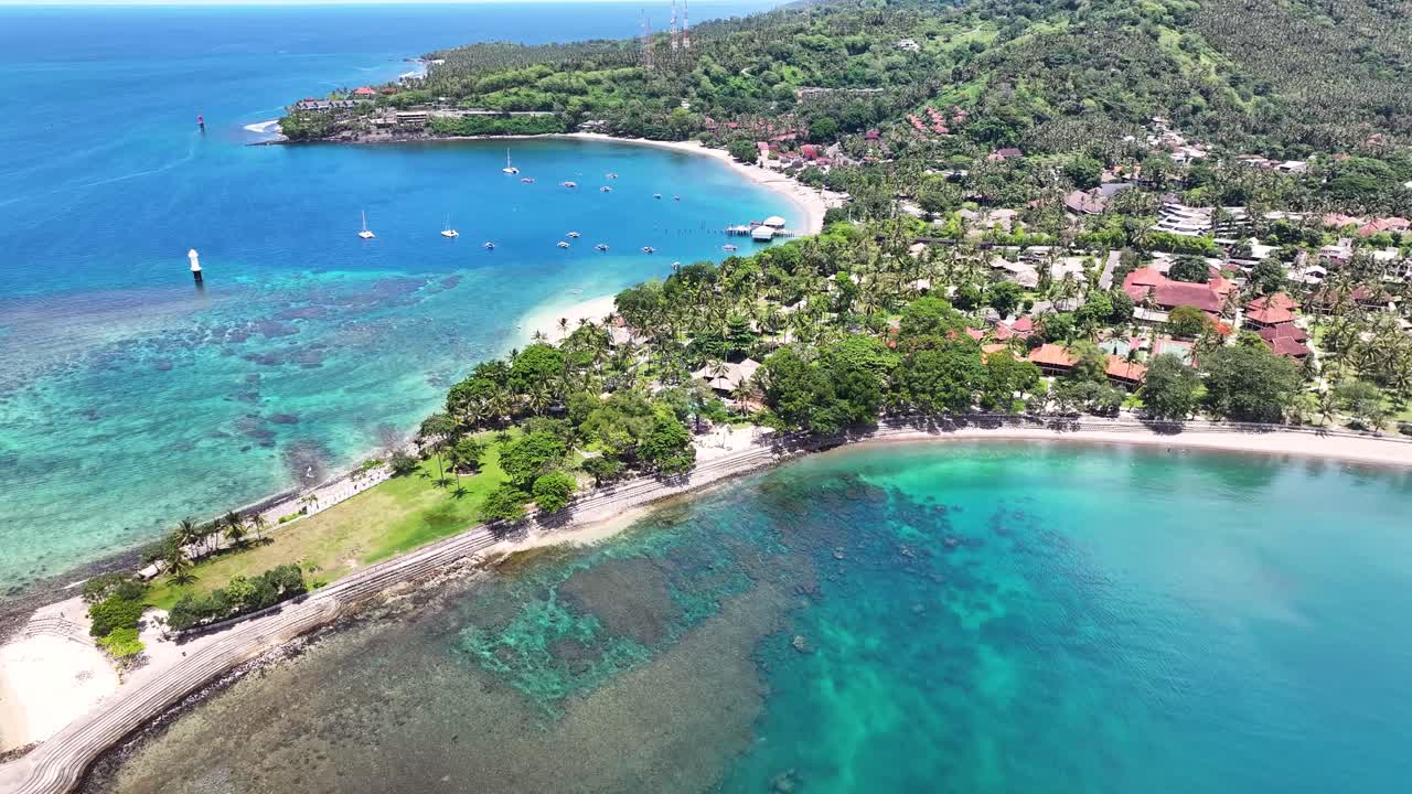 vista aérea de un complejo turístico de una isla tropical
