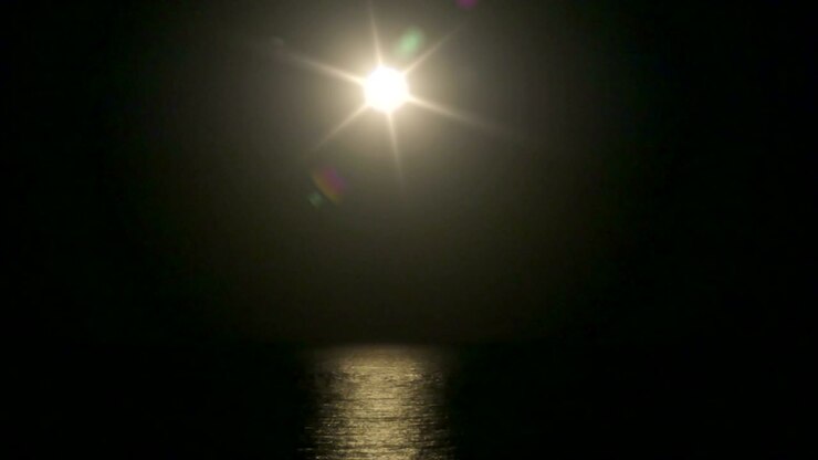 luna piena sopra il mare 4k