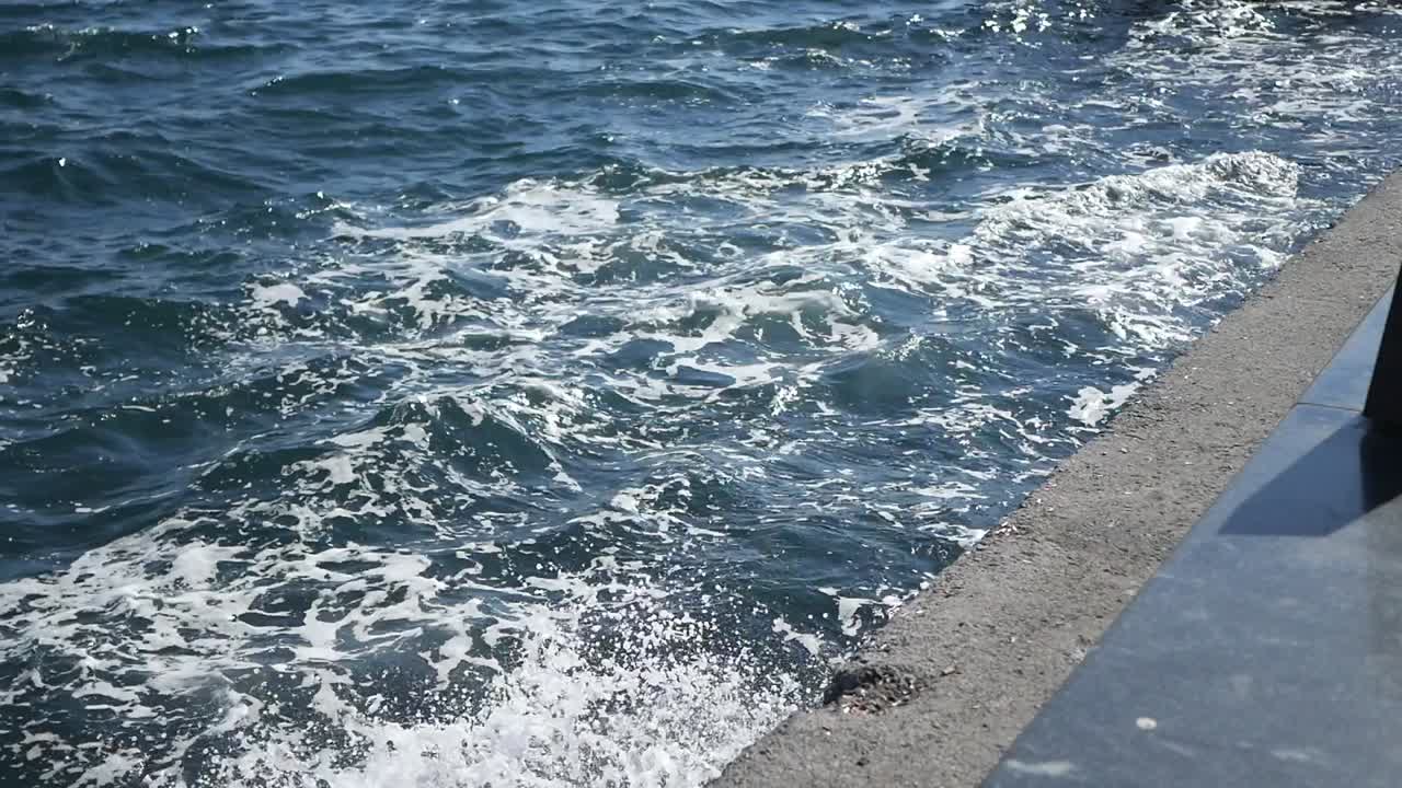 해안에 부히는 파도