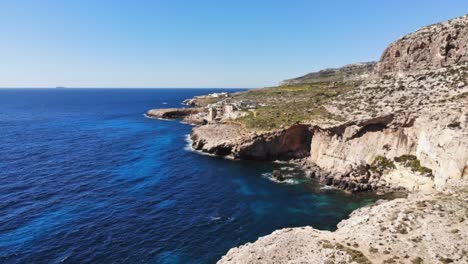 Video-De-Hiperlapso-De-Drones-Aéreos-De-Malta,-Siggiewi,-área-De-Ghar-Lapsi-En-Un-Soleado-Día-De-Primavera