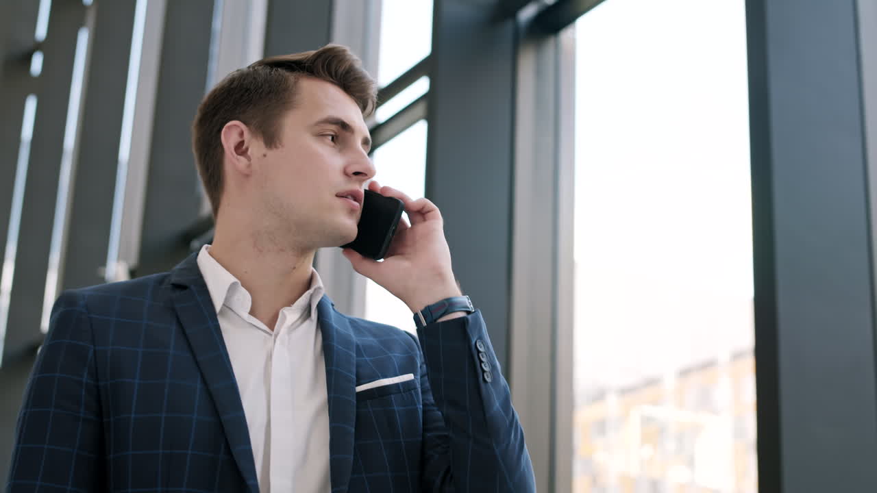 전화로 얘기하는 젊은 사업가