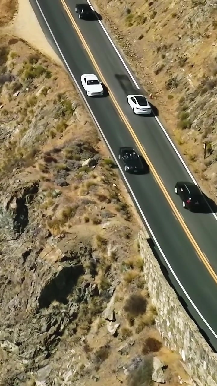 Carretera sinuosa a través de terreno montañoso en California durante el día