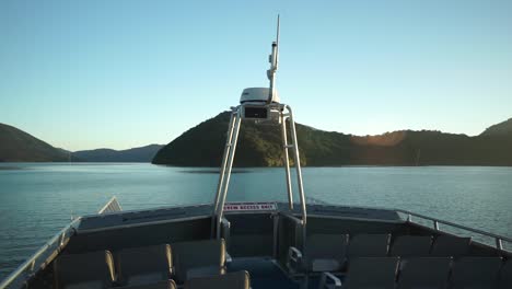 Crucero-En-Barco-Al-Amanecer-Por-La-Mañana-En-Los-Sonidos-De-Marlborough,-Nueva-Zelanda