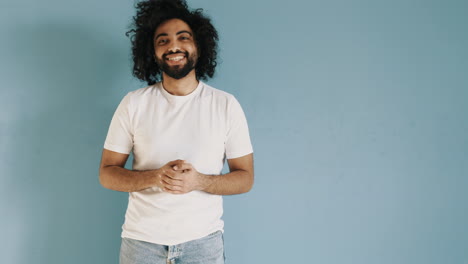 retrato de un hombre sonriente