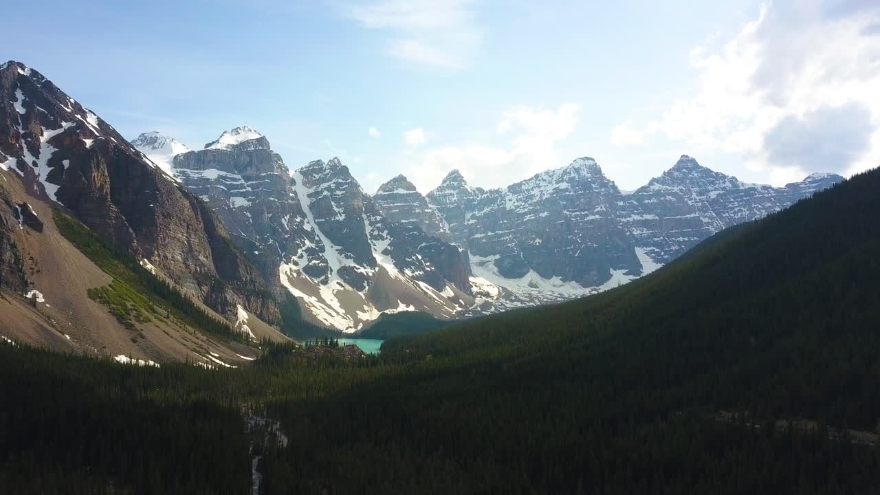 hermosos picos montañosos cubiertos de hielo en un vasto desierto