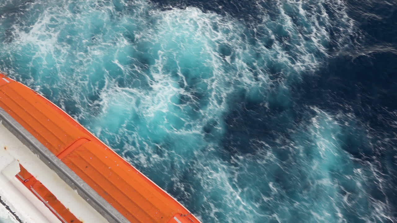 Wellen schlagen gegen Rettungsboote auf einem Kreuzfahrtschiff