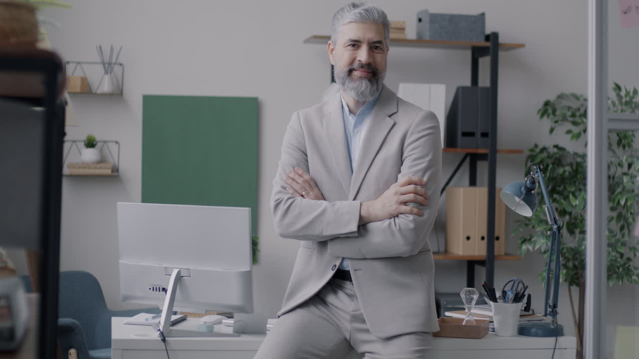 hombre de negocios confiado en la oficina moderna