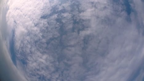 Cielo-Azul-Y-Capa-De-Nubes-Moviéndose-En-Una-Hermosa-Tarde-Soleada