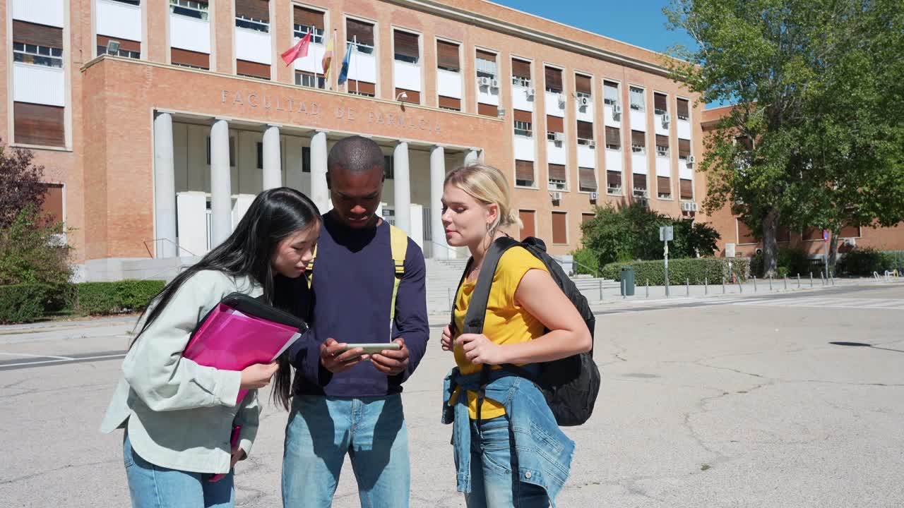 Studenter på universitetscampus