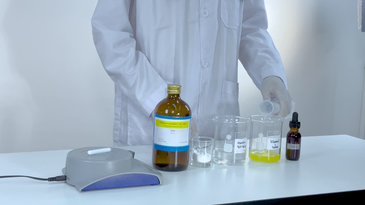 demostración de reacción química con cambio de color