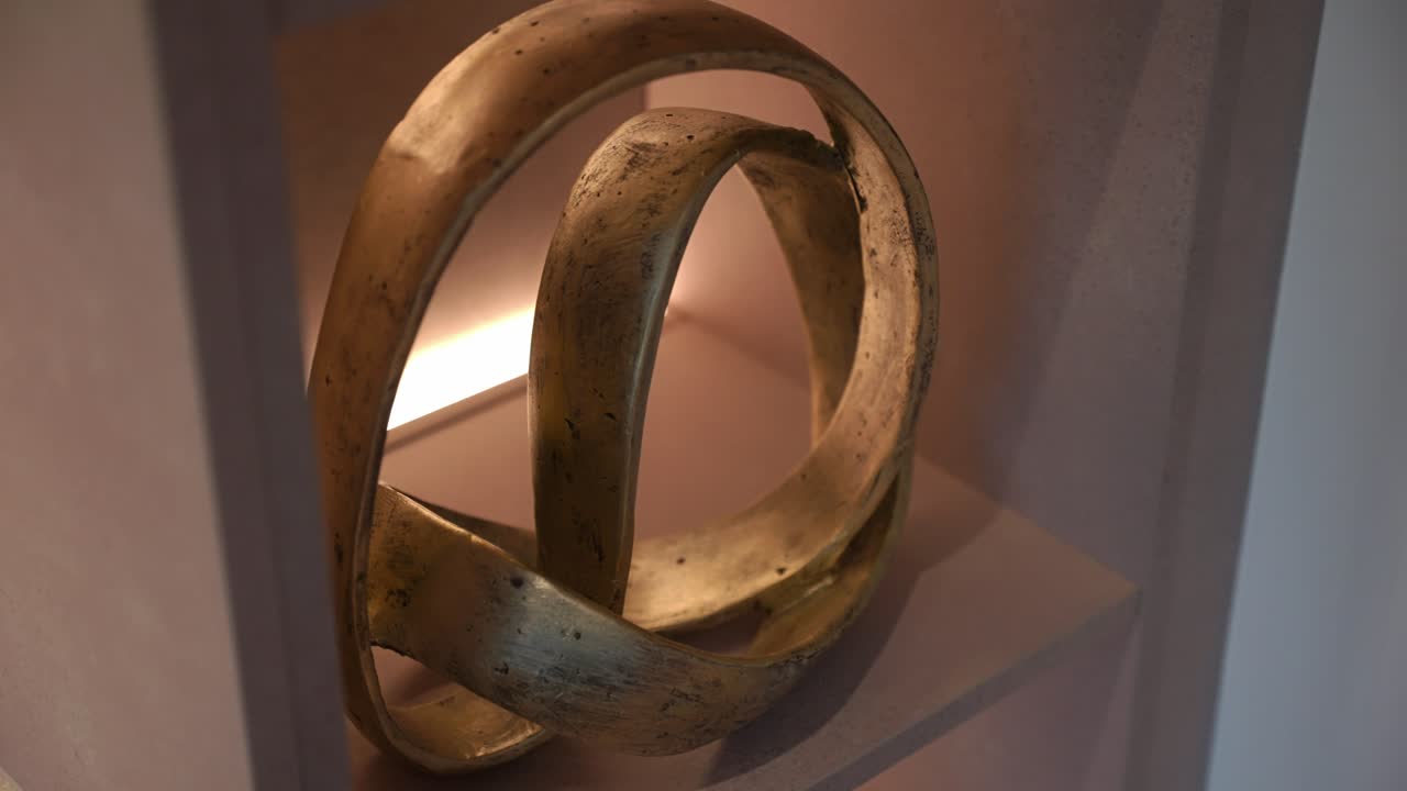 Ornamento moderno e elegante em prateleira iluminada por trás, design sofisticado para decoração