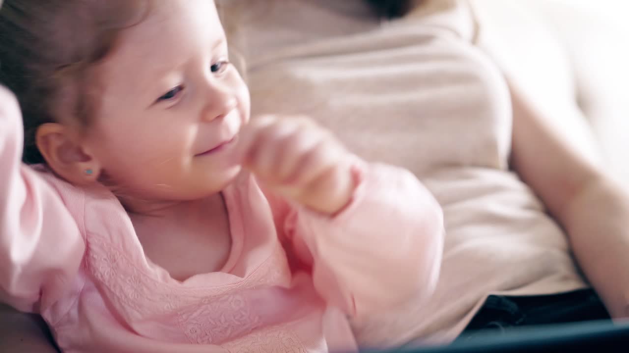 4k 젊은 매력적인 어머니와 달 ⁇ 한 딸은 소파에 앉아 태블릿 컴퓨터를 사용하여 훈련하고 있습니다