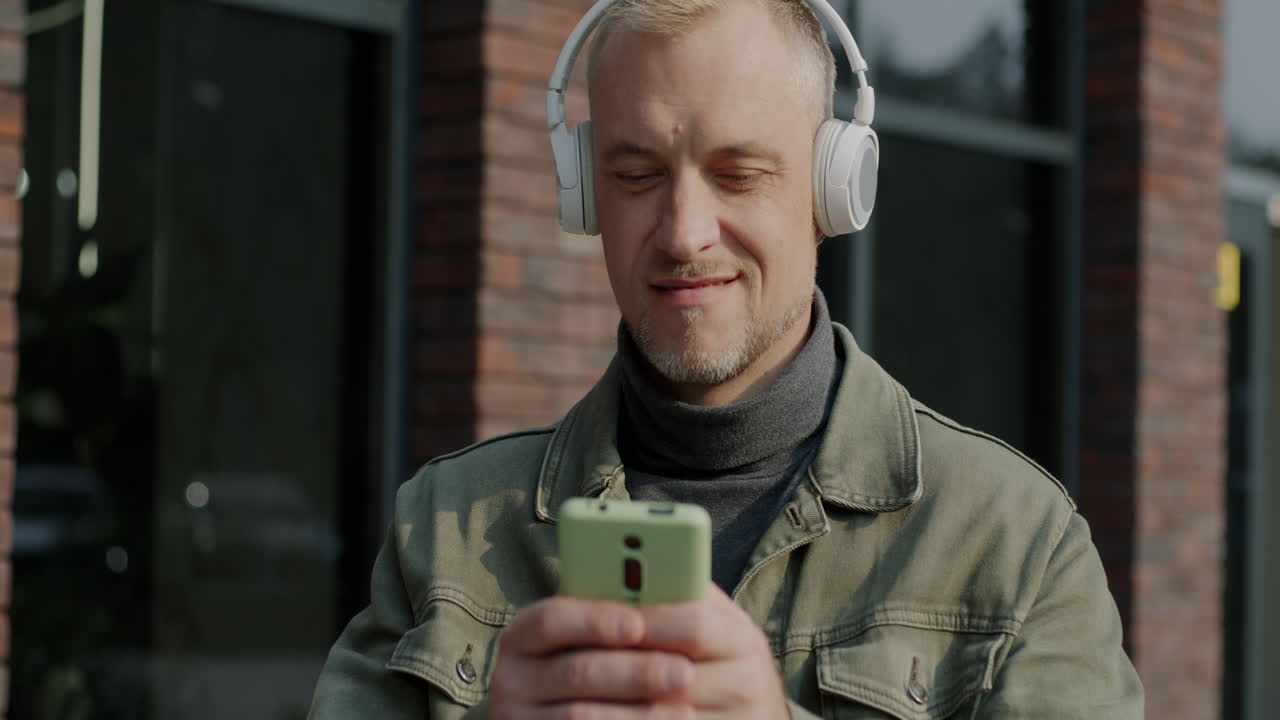 hombre usando teléfono inteligente al aire libre