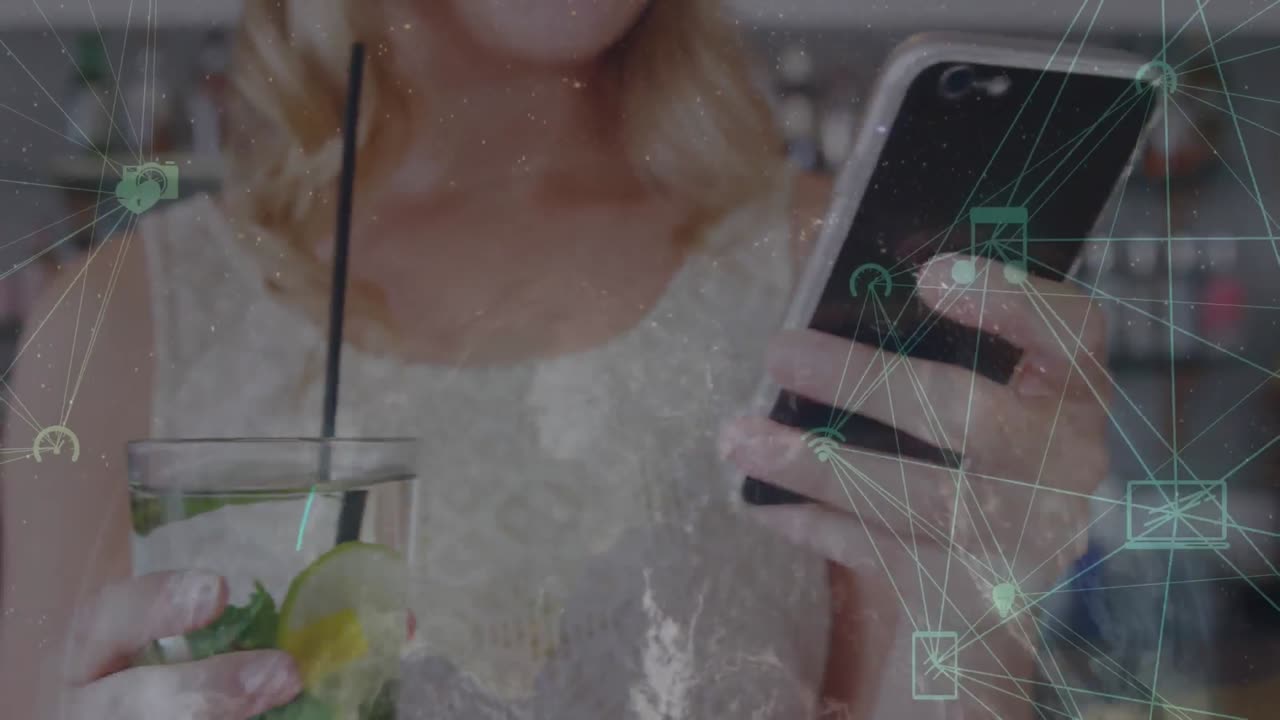 스마트폰을 사용하는 백인 사업가 여성에 대한 미디어 아이콘의 애니메이션