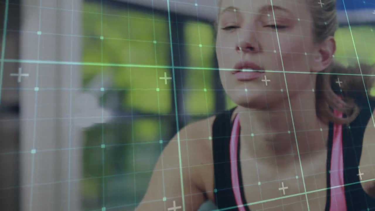 animación de una mujer caucásica sonriente haciendo ejercicio sobre la rejilla