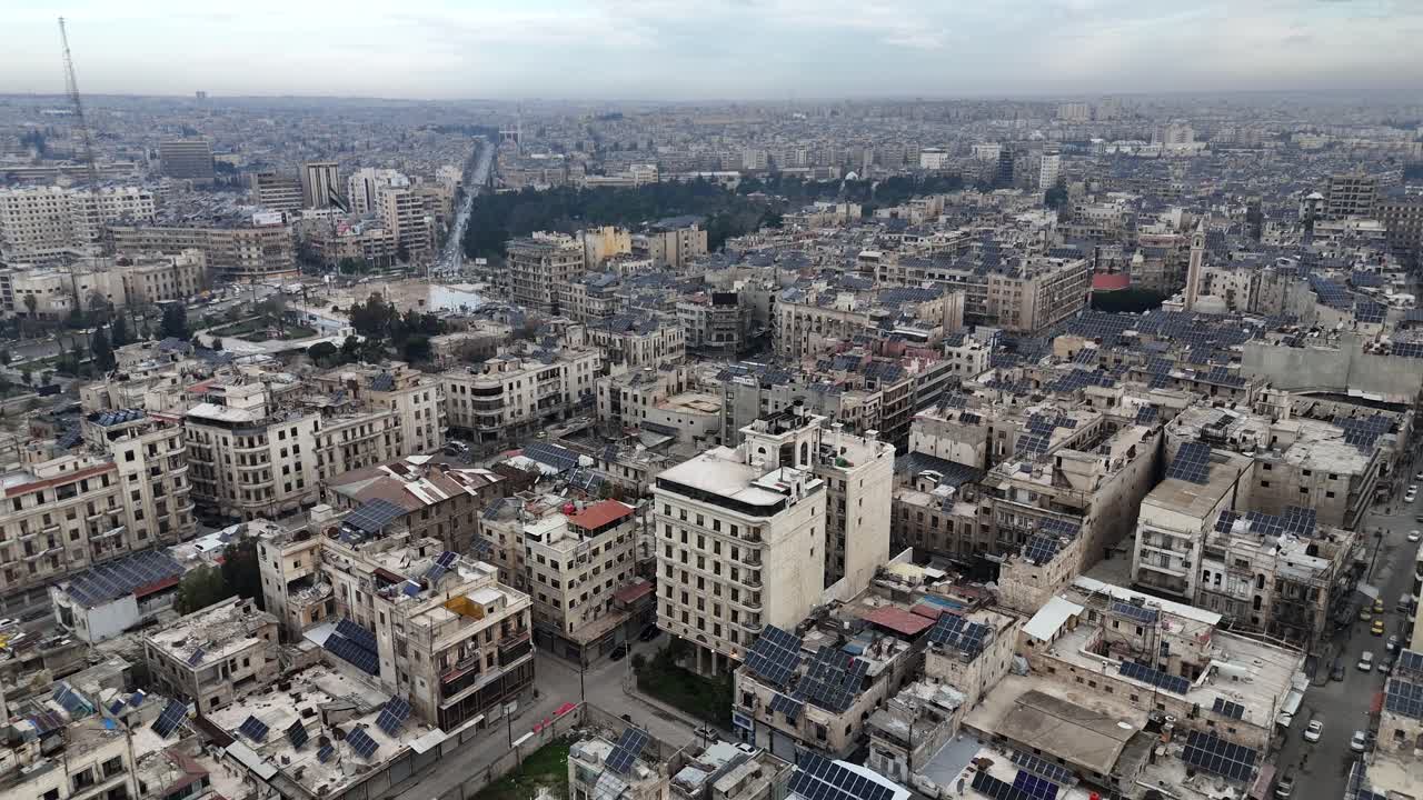 Un'ampia ripresa aerea panoramica con drone dello skyline di Aleppo in Siria, che mostra il denso paesaggio urbano e numerosi edifici residenziali.