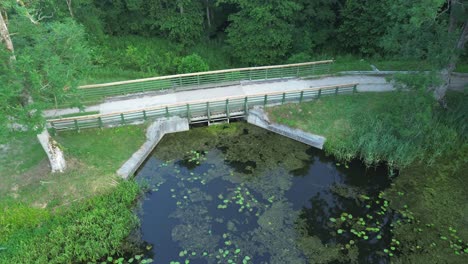 Das-Ballett-Der-Natur-Am-Himmel-–-Eine-Drohne-Erkundet-Den-Im-Morgengrauen-Erleuchteten-See,-Den-üppigen-Wald-Und-Den-Künstlich-Angelegten-Staudamm-Europas-–-Ein-Faszinierender-Blick-Aus-Der-Vogelperspektive-Bei-Tagesanbruch