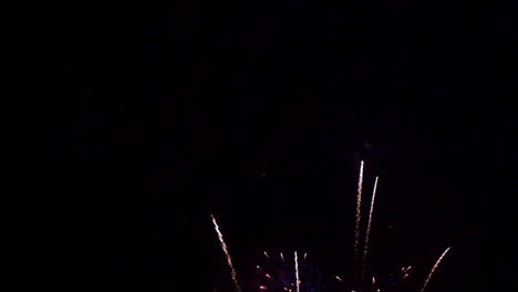hermosa exhibición de trabajo de fuego colorido por la noche para la celebración en el festival
