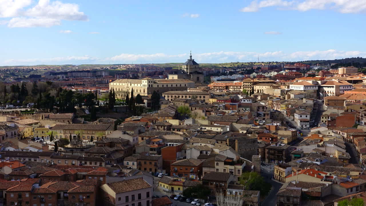 İspanya'nın Toledo şehrinden görüntüler. Tavera Hastanesi. Hızlandırılmış çekim. Toledo ili ve Kastilya-La Mancha özerk topluluğunun başkenti Toledo. Toledo, zengin anıtsal ve kültürel mirası nedeniyle 1986 yılında UNESCO tarafından Dünya Mirası Alanı ilan edildi.
