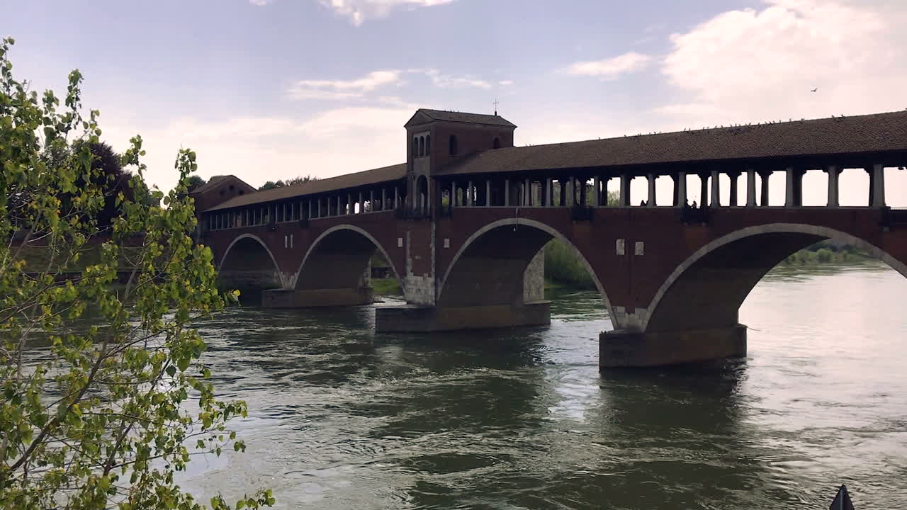 puente cubierto o ponte coperto con capilla sobre el río ticino en pavía, italia