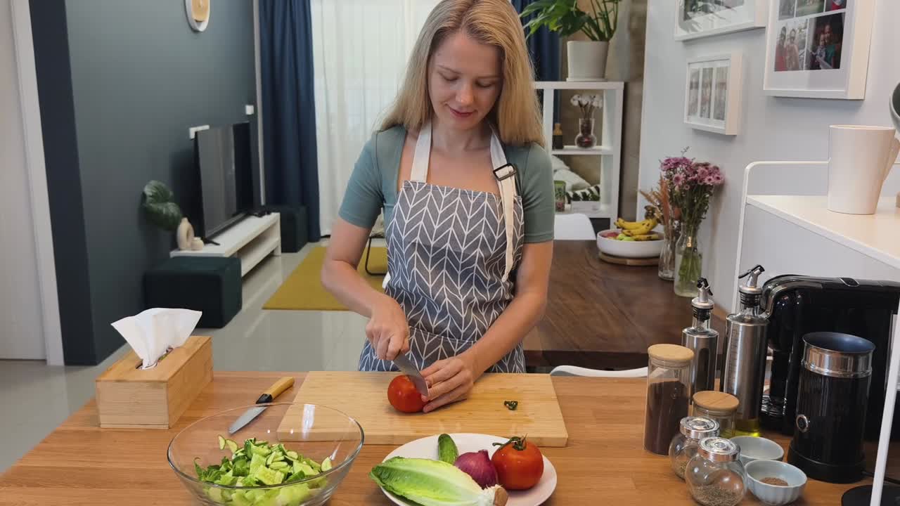 una mujer preparando una ensalada.