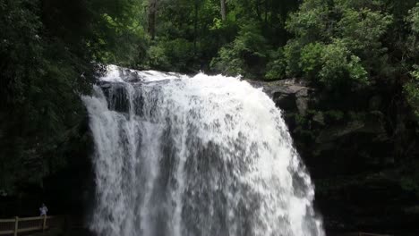 una bonita cascada en carolina del norte 1