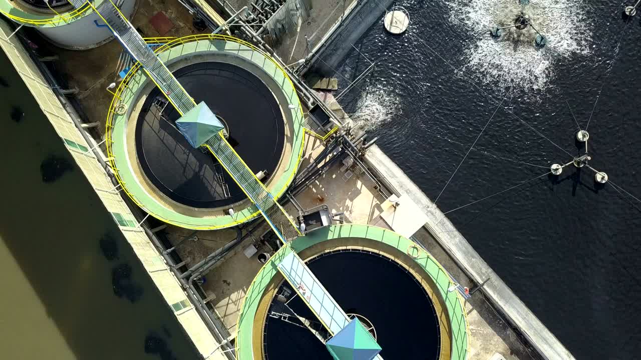vista aérea de arriba 4k del sistema de tratamiento de aguas residuales en un complejo industrial